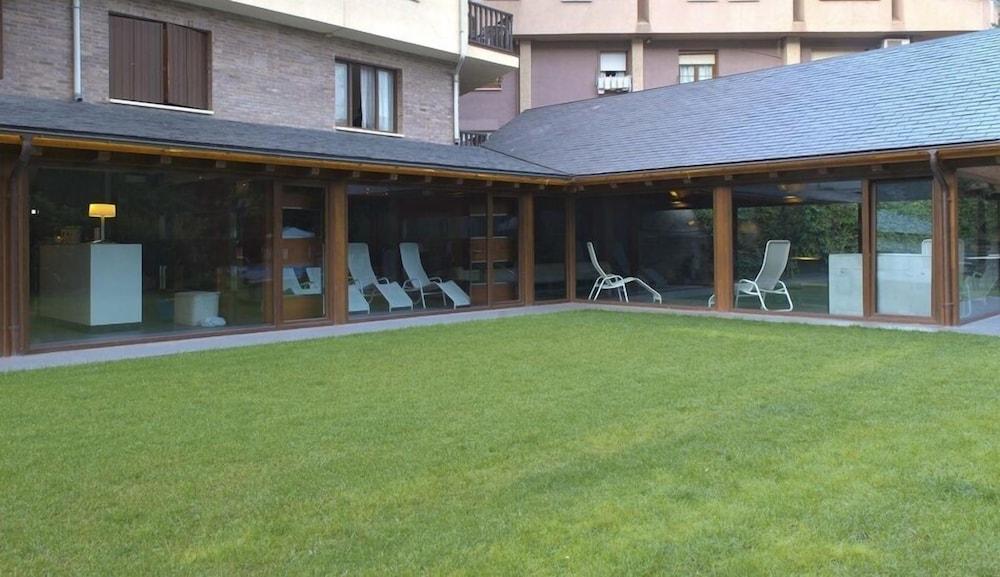Apartamentos Pessets Adelaida Sort Exteriör bild